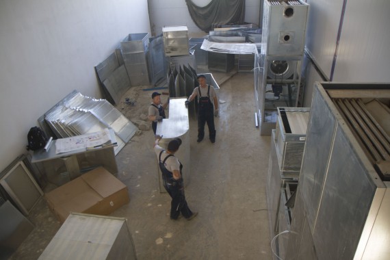 Установка камеры покраски на Заводе по производству дизельных двигателей в Астане (Казахстан)