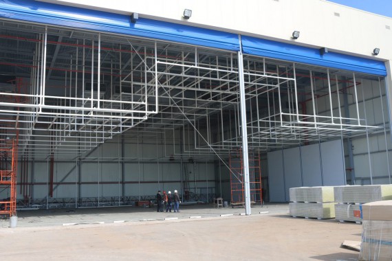 В авиационном центре в Астане ведется возведение стен камеры для окраски самолетов