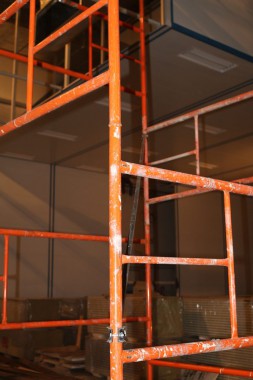 В авиационном центре в Астане ведется возведение стен камеры для окраски самолетов