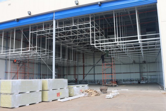В авиационном центре в Астане ведется возведение стен камеры для окраски самолетов