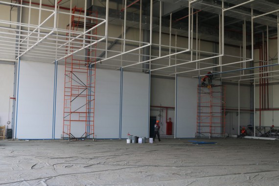 В авиационном центре в Астане ведется возведение стен камеры для окраски самолетов