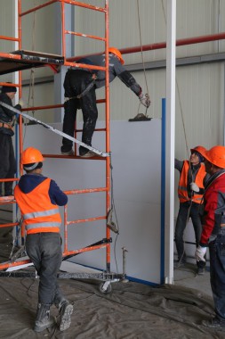 В авиационном центре в Астане ведется возведение стен камеры для окраски самолетов