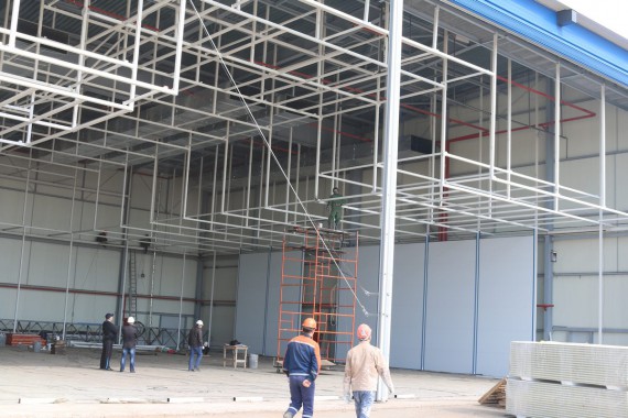 В авиационном центре в Астане ведется возведение стен камеры для окраски самолетов