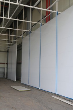 В авиационном центре в Астане ведется возведение стен камеры для окраски самолетов