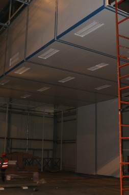 В авиационном центре в Астане ведется возведение стен камеры для окраски самолетов