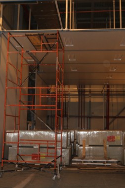 В авиационном центре в Астане ведется возведение стен камеры для окраски самолетов