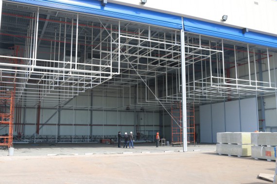 В авиационном центре в Астане ведется возведение стен камеры для окраски самолетов