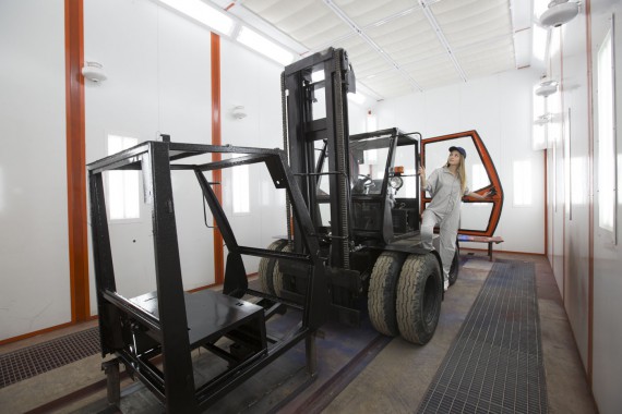 В г. Невьянске (Свердловская область) состоялся запуск покрасочно-сушильной камеры для погрузчиков