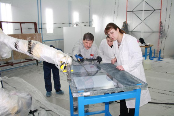 В окрасочно-сушильной камере SPK GROUP проведены испытания по нанесению оптических покрытий на листы поликарбоната с помощью робота