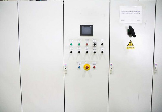 Электровозосборочный завод. Камера покраски железнодорожной техники.