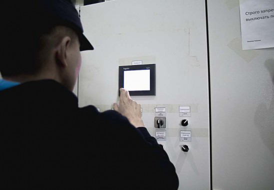 Электровозосборочный завод. Камера покраски железнодорожной техники.