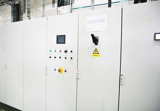 Электровозосборочный завод. Камера покраски железнодорожной техники.