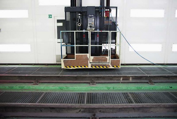 Электровозосборочный завод. Камера покраски железнодорожной техники.