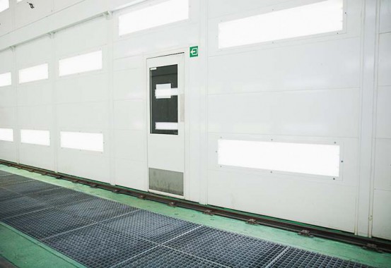 Электровозосборочный завод. Камера покраски железнодорожной техники.