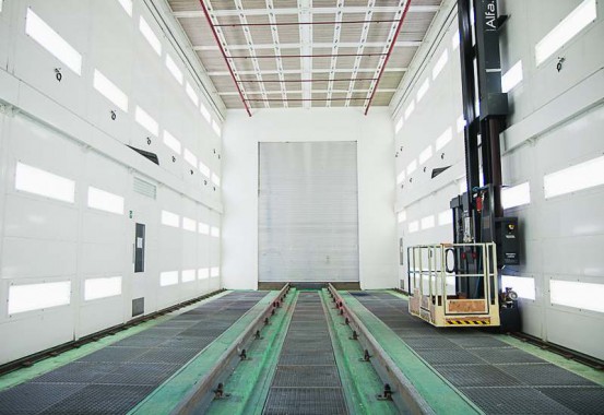 Электровозосборочный завод. Камера покраски железнодорожной техники.