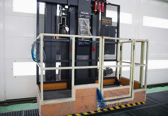 Электровозосборочный завод. Камера покраски железнодорожной техники.