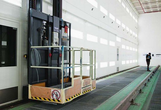 Электровозосборочный завод. Камера покраски железнодорожной техники.