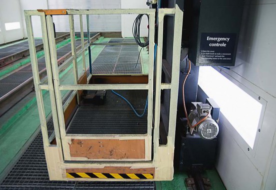 Электровозосборочный завод. Камера покраски железнодорожной техники.