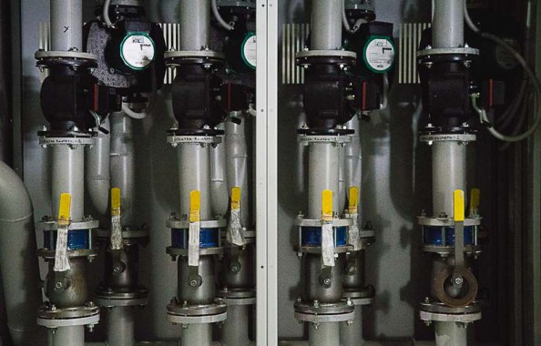 Электровозосборочный завод. Камера покраски железнодорожной техники.