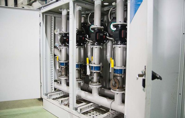 Электровозосборочный завод. Камера покраски железнодорожной техники.