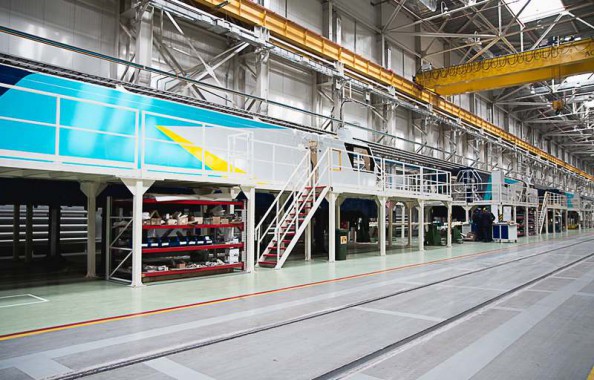 Электровозосборочный завод. Камера покраски железнодорожной техники.