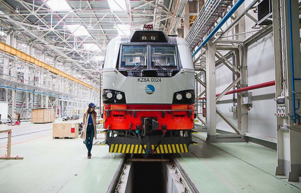 Электровозосборочный завод. Камера покраски железнодорожной техники.