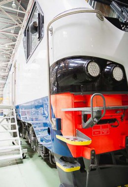 Электровозосборочный завод. Камера покраски железнодорожной техники.