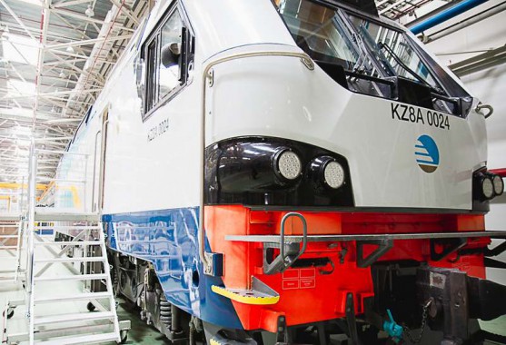 Электровозосборочный завод. Камера покраски железнодорожной техники.