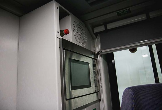 Электровозосборочный завод. Камера покраски железнодорожной техники.