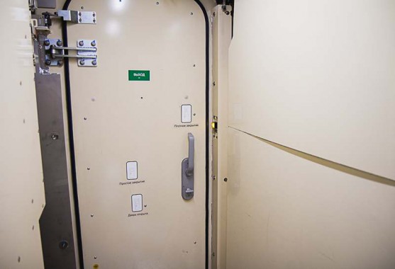 Электровозосборочный завод. Камера покраски железнодорожной техники.