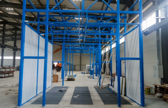 Комплекс подготовки и покраски для деталей с подвесной транспортной системой SPK Комплекс подготовки и покраски для деталей с подвесной транспортной системой SPK