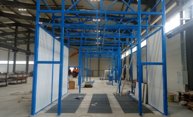 Комплекс подготовки и покраски для деталей с подвесной транспортной системой SPK Комплекс подготовки и покраски для деталей с подвесной транспортной системой SPK